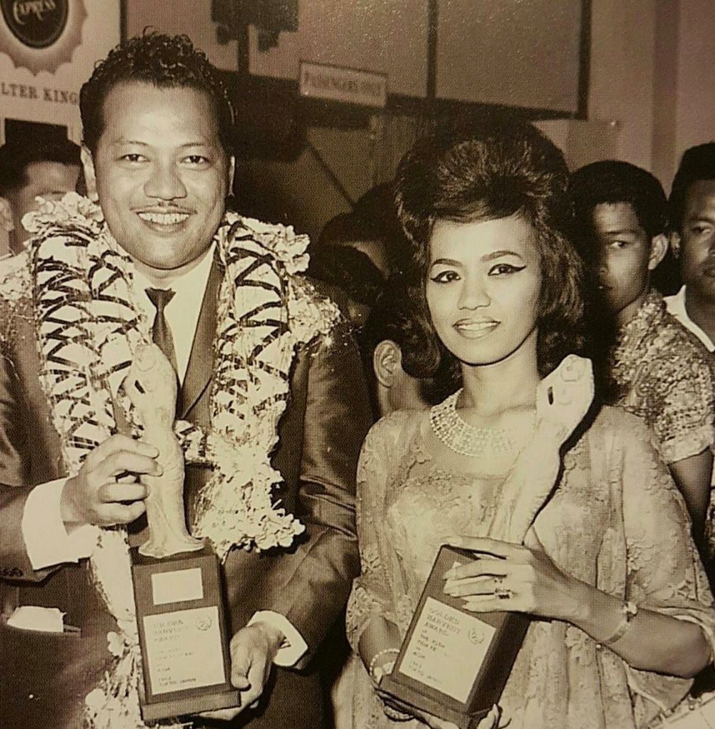 P. Ramlee and Saloma receiving award at AFF, Tokyo